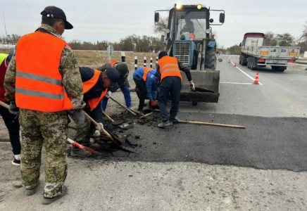 Үштөбе қаласында теміржол рельсінің үстінен асфальт төселіп кеткен