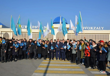 ​«TURKISTAN» автобекетінде көк байрақ желбіреді