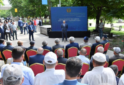 Өмірзақ Шөкеев сайрамдықтардың сауалдарына жауап берді