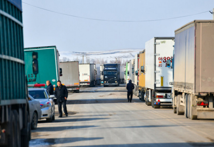 Қырғызстанмен шекарада 100 жүк көлігінің қозғалысы шектелді