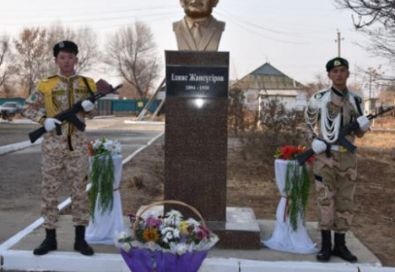 ТҮРКІСТАН: Жетісайда Ілияс Жансүгіровтің ескерткіші орнатылды