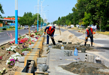 ТҮРКІСТАН: Мақтааралда көшелер жарықтандырылып, аяқжолдар салынуда