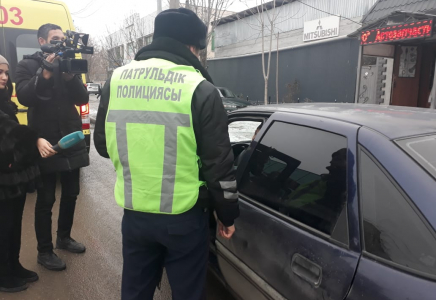 Шымкентте жедел-жәрдем автокөлігіне жол бермеген 3 автокөлік иелеріне әкімшілік хаттама толтырылды