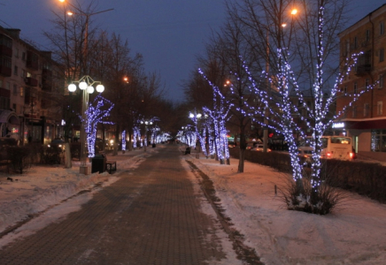 ​Романтикалық көңіл күй үшін Өскемендегі жаңа жылдық шамдар жанып тұра береді