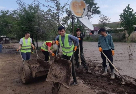 ТҮРКІСТАН: Еріктілер су басқан ауылдарды тазартып жатыр