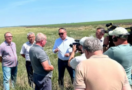 ​Ербол Қарашөкеев шегіртке зиянкестерінің таралуы тіркелген Қостанай облысына келді