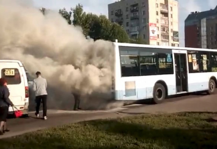 ​Жолаушы толы автобус көшенің ортасында жанып кете жаздады (видео)