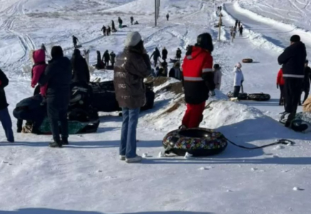 Демалыс базасындағы жағдай: оқушы туысының қар көлігін айдаған