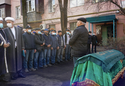 Алматыда жүздеген адам Қабдеш Жұмаділовті ақтық сапарға шығарып салды