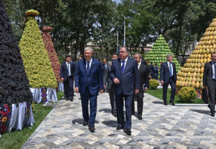 Қазақстан мен Тәжікстан президенттері ауыл шаруашылығы өнімдері мен ұлттық тағамдар көрмесін аралап көрді