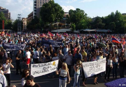 Тұтқындар қамалған  автобус жүргізушісі көлікті айдаудан бас тартып, көпшіліктің қошеметіне бөленді (видео)