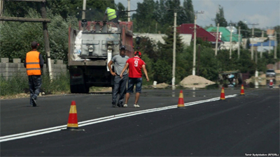 Жол салып жатқан жұмысшылар ереуілге шықты