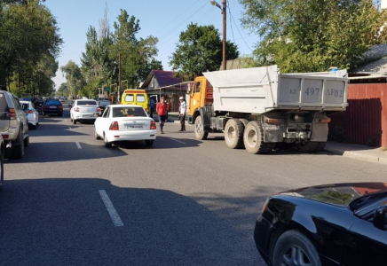 Алматыда коммуналдық қызметте істейтін жұмысшы көлік астына түсті  