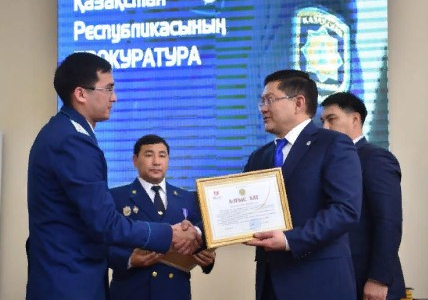 ШЫМКЕНТ: Е.Айтаханов прокурорларды кәсіби мерекесімен құттықтады