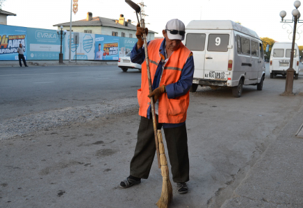 ​Түркістандық 61 жастағы  аула сыпырушы қаланың абыройын сақтап қалғысы келеді