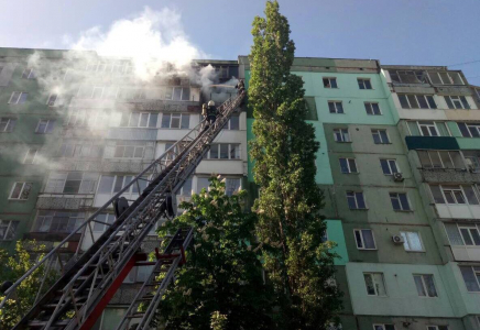 Балаларды автобаспалдақпен түсірді: Петропавлда бес қабатты тұрғын үй өртенді (видео)