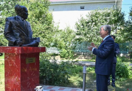 Қасым-Жомарт Тоқаев Шолпан-Атада Мұхтар Әуезовтің бюстін ашты