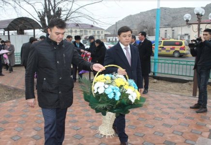 ​ТҮРКІСТАН: Бас партия Желтоқсан көтерілісіне қатысқан азаматтарды еске алды 