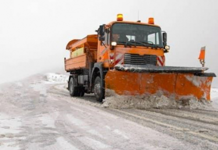 ТҮРКІСТАН: Жолдар қардан тазаланып, инертті заттар себіліп жатыр